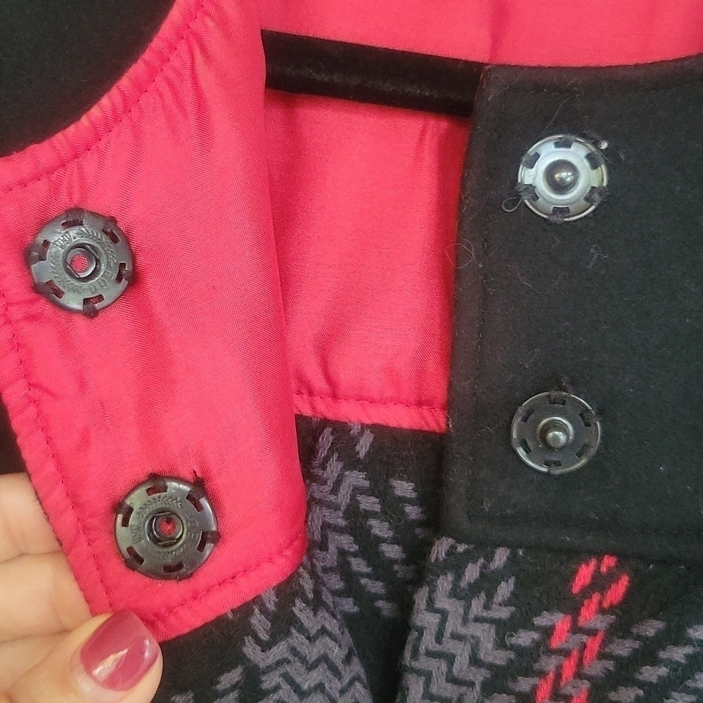 Badgley Mischka Gray, Black, and Red Plaid Short Sleeve Coat - Picture 5 of 6
